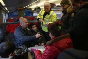 Policías daneses interrogan a refugiados