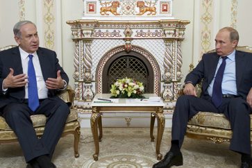 Israeli Prime Minister Benjamin Netanyahu (L) speaks with Russian President Vladimir Putin during their meeting at the Novo-Ogaryovo state residence outside Moscow, Russia, September 21, 2015. Netanyahu said his visit to Moscow on Monday was aimed at preventing clashes between Russian and Israeli military forces in the Middle East. REUTERS/Ivan Sekretarev/Pool - RTS25BW