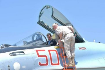 El presidente Bashar al Assad a bordo de un caza Su-35