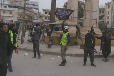 Un casco blanco muestra la bandera del Frente al Nusra