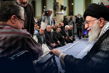 Sayyed Jamenei durante el encuentro con veteranos de guerra y artistas