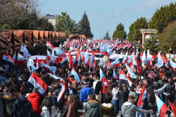 manifestantes-banderas-sirias-3