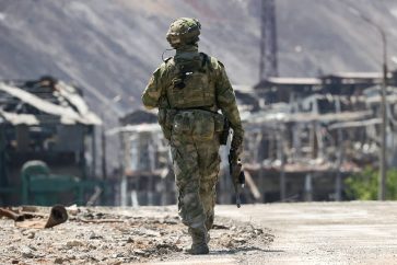 MARIUPOL, UKRAINE - JUNE 13, 2022: A serviceman is seen at the Azovstal iron and steel plant during a press tour organized by the Russian Defence Ministry for Russian and foreign media. On May 20, the Russian Defence Ministry announced that Russian servicemen had completely liberated the Azovstal plant where some soldiers of Ukrainian forces in Mariupol remained blocked. The Russian Armed Forces are carrying out a special military operation in Ukraine in response to requests from the leaders of the Donetsk People's Republic and Lugansk People's Republic for help. Vladimir Gerdo/TASSÓêðàèíà. Äîíåöêàÿ îáëàñòü. Ìàðèóïîëü. Âîåííîñëóæàùèé íà çàâîäå "Àçîâñòàëü" âî âðåìÿ ïðåññ-òóðà Ìèíèñòåðñòâà îáîðîíû ÐÔ äëÿ ðîññèéñêèõ è çàðóáåæíûõ ÑÌÈ. 20 ìàÿ Ìèíîáîðîíû ÐÔ ñîîáùèëî, ÷òî ðîññèéñêèå âîåííûå ïîëíîñòüþ îñâîáîäèëè òåððèòîðèþ çàâîäà "Àçîâñòàëü", íà êîòîðîì îñòàâàëèñü çàáëîêèðîâàííûìè îñòàòêè óêðàèíñêîé ãðóïïèðîâêè â Ìàðèóïîëå. Â îòâåò íà îáðàùåíèå ðóêîâîäèòåëåé ðåñïóáëèê Äîíáàññà ñ ïðîñüáîé î ïîìîùè Âîîðóæåííûå ñèëû ÐÔ ïðîâîäÿò ñïåöèàëüíóþ âîåííóþ îïåðàöèþ íà Óêðàèíå. Âëàäèìèð Ãåðäî/ÒÀÑÑ