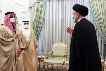 El presidente iraní, Ebrahim Raisi, y el consejero de seguridad emiratí Tahnun Ben Zayed al-Nahyan