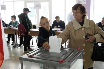 Mujer vota en el referéndum en la ciudad de Mariupol