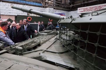 Medvedev visita una fábrica de tanques en Omsk