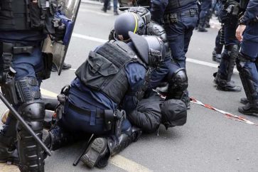 policia-francesa-manifestante