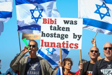 Israelis protest against the Israeli government's planned judicial overhaul, outside the US consulate in Tel Aviv, March 16, 2023. Photo by Gideon Markowicz/Flash90 *** Local Caption *** הפגנה מול הקונסוליה האמריקאית
רפורמה
משפט
משפטית
מפגינים
שגרירות
ארצות
הברית