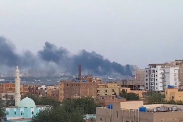 Humo sale de un edificio de Jartum