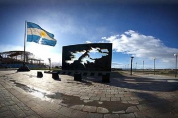 bandera-argentina-monumento-malvinas