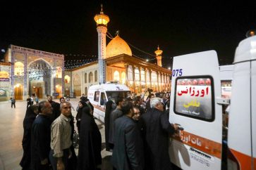 Los rescatistas transportan a una persona herida después de un ataque en el Santuario Shah Cheragh en Shiraz, Irán (13 de agosto de 2023 / foto vía Reuters).