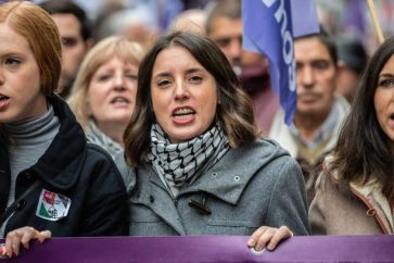 Ministra de Igualdad de España, Irene Montero (centro), y ministra de Derechos Sociales, Ione Belarra (izda.)