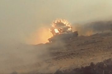 Tanque israelí explota al ser alcanzado por un misil en Gaza