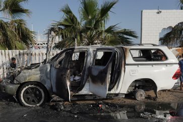 carcasa-coche-trabajadores-humanitarios-atacados