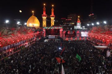 Musulmanes chiíes conmemoran Ashura junto al Mausoleo del Imam Hussein (P) en Kerbala