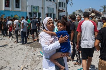 Palestinos inspeccionan sitio bombardeado de la escuela Jadiya