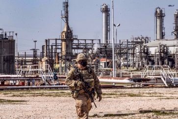 Soldado estadounidense junto al campo de gas de Conoco, en Siria