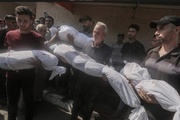 Palestinos de Gaza con cuerpos de niños asesinados por el ejército israelí