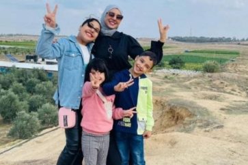 La periodista palestina Iman Al-Shanti, su marido y sus tres hijos