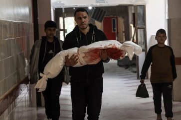 Un padre palestino lleva el cuerpo de su hija mártir, que murió en un ataque aéreo israelí contra una casa en Yabalia, en el norte de Gaza