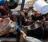 palestinos-recipientes-buscan-comida